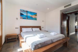 ポルト・デ・ソリェルにあるPaseo Playaのベッドルーム1室(木枠の大型ベッド1台付)