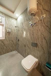 une salle de bain avec toilettes et douche dans l'établissement Lime Boutique B&B GK-1 at Kailash Colony Metro , Greater Kailash near Eros Hotel Nehru Place, à New Delhi