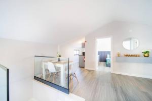 una camera bianca con tavolo e sala da pranzo di Pena View Apartment a Santa Cruz