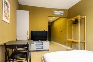1 dormitorio con 1 cama y TV en una habitación en Studio Room 6 min to Yedikule Fortress in Fatih, en Estambul
