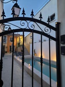 żelazną bramą prowadzącą do basenu w obiekcie La Cigale - Piscine - Centre village w mieście Bessan