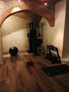 Zimmer mit einem Fitnessraum mit Gewichten und einem Simulator in der Unterkunft Borgo di Bagnolo in Villa Barone