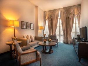uma sala de estar com um sofá e uma mesa em Grand Kadri Hotel - History Marked by Cristal Lebanon em Zahlé