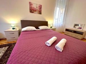 1 dormitorio con 1 cama grande y 2 toallas. en Apartment Matea-center of Pogdorica en Podgorica