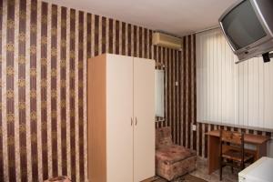 un armadio bianco in un soggiorno con TV di Стаи за гости a Varna
