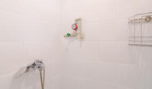 ein Bad mit einer Dusche mit einem Duschkopf in der Unterkunft The Right Choice 2 in Sofia