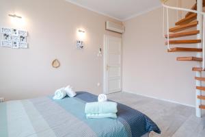 ein Schlafzimmer mit einem Bett mit Handtüchern darauf in der Unterkunft The Right Choice 2 in Sofia