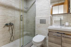 uma casa de banho com um chuveiro, um WC e um lavatório. em Flat with Terrace 1 min to Trump Towers em Istambul