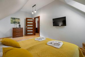 En eller flere senge i et værelse på RentPlanet - Gorące Źródła