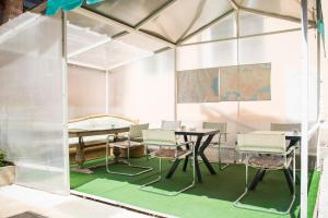una camera con tavolo e sedie in tenda di Стаи за гости a Varna