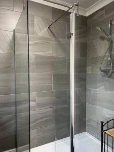 La salle de bains est pourvue d'une douche avec une porte en verre. dans l'établissement Springfield House- Near Newcastle Centre, Hospital and Keele University!, à Stoke-on-Trent
