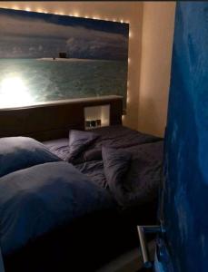 - une chambre avec un lit orné d'une peinture murale dans l'établissement Auszeit, Erholung mitten in der Natur - Ferienhaus im Sauerland in Faulebutter, à Finnentrop