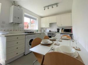 Ett kök eller pentry på Charming Home in Wellingborough