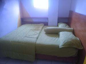 1 dormitorio con 1 cama con luz encendida en GASTRO HOMESTAY, en Halangan