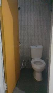 uma casa de banho com um WC branco numa cabina em GASTRO HOMESTAY em Halangan