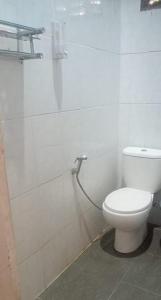 bagno con servizi igienici bianchi in camera di GASTRO HOMESTAY a Halangan
