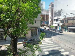 ulica miejska z drzewem i samochodem na drodze w obiekcie Hermoso departamento en el corazón de Palermo Soho w BuenosAires