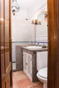 een badkamer met een toilet en een wastafel bij Casa espaciosa cerca de Monachil in La Zubia