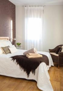 une chambre avec un lit avec une couverture et une fenêtre dans l'établissement AG Casa Bértoa con jardín y comedor exterior x8, à Queo de Abaixo