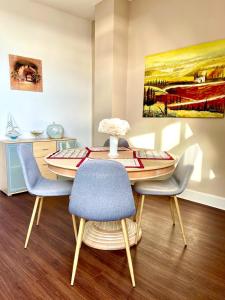 a dining room with a table and chairs and a painting at Apartment Villa am Markt in Aurich