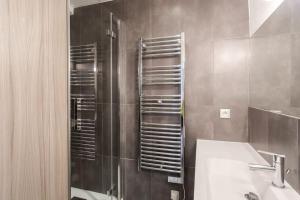 y baño con lavabo y ducha con espejo. en #40 Bright sea view suite for 6 2mins walk port & sea, en Villefranche-sur-Mer
