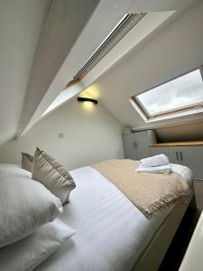 um pequeno quarto com uma cama e uma janela em Reading City Centre - Business - Relocation - Luxury Apartment em Reading