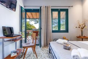 TV a/nebo společenská místnost v ubytování Skopelos country house Diamantis & Chrisi