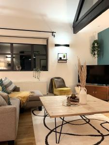 a living room with a couch and a table at Reading City Centre - Business - Relocation - Luxury Apartment in Reading