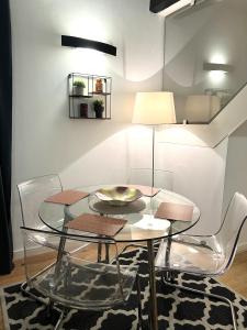 a dining room with a glass table and chairs at Reading City Centre - Business - Relocation - Luxury Apartment in Reading