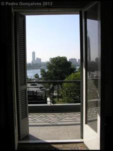 una puerta abierta a un balcón con vistas en Garden City House Hotel, en El Cairo