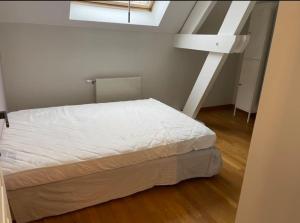 Ένα ή περισσότερα κρεβάτια σε δωμάτιο στο Appartement à Beaune avec Parking