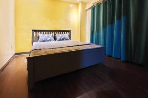 ein großes Bett in einem Zimmer mit Fenster in der Unterkunft Sensi Stay in Garapan