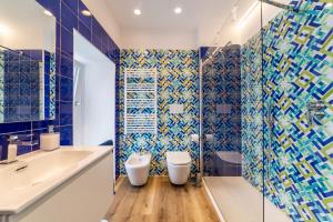 馬奧萊的住宿－REGINNA LIGHTHOUSE，一间带水槽、卫生间和镜子的浴室