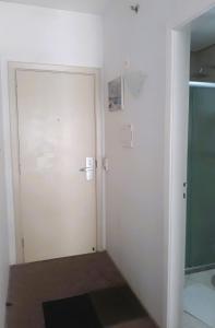 a white door in a room with a bathroom at O Melhor Apart-Hotel, da Cidade! in São Caetano do Sul