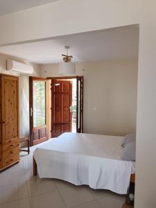 um quarto com uma grande cama branca num quarto em Suite parentale Villa au bord de la mer chez Saloua em Bouéni