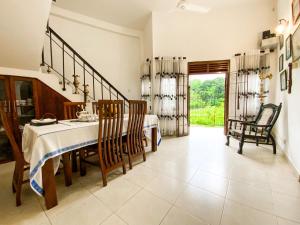 a dining room with a table and chairs at Jas - Sri Lankan Villa in Polgasowita