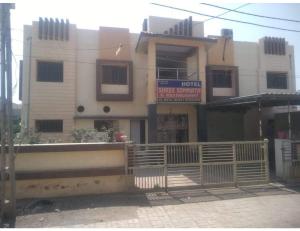 ein Gebäude mit einem Zaun davor in der Unterkunft Hotel Shree, Somnath in Somnath