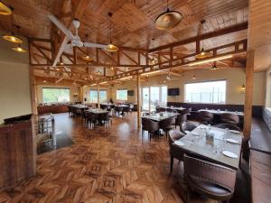 Restaurace v ubytování The Forest View by DL Hotels and Resorts