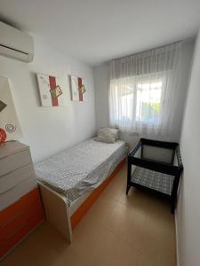 ein kleines Schlafzimmer mit einem Bett und einem Fenster in der Unterkunft Beautiful Condado Naranjos 5-447 in El Romero