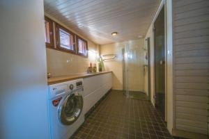 ロヴァニエミにあるArctic Penthouseの小さなバスルーム(洗濯機、乾燥機付)