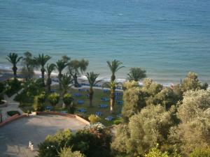 een luchtzicht op een resort met een strand bij Dimitra Apartments K in Kommeno
