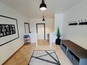 un soggiorno con tavolo e tappeto di Appartement complet St Nolff 4 a Saint-Nolff
