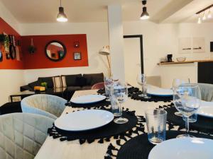 un tavolo con piatti e bicchieri sopra di Appartement complet St Nolff 4 a Saint-Nolff