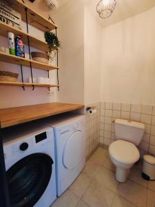 bagno con lavatrice e servizi igienici di Appartement complet St Nolff 4 a Saint-Nolff