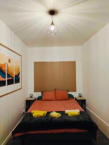 una camera da letto con un letto con due asciugamani gialli di Appartement complet St Nolff 4 a Saint-Nolff