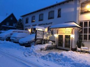 ein Gebäude mit Schnee davor in der Unterkunft Berghotel Natura Bed & Breakfast in Winterberg