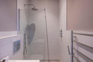 La salle de bains est pourvue d'une douche avec une porte en verre. dans l'établissement The Cleveland Arms IV, à Londres
