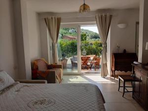 基亞瓦里的住宿－La Casa degli Ulivi，一间卧室配有一张床,享有庭院的景色
