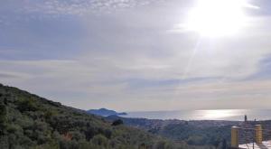 基亞瓦里的住宿－La Casa degli Ulivi，从山丘上欣赏海景