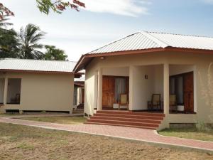 Casa pequeña con porche en Hotel Neithal Batticaloa, en Batticaloa